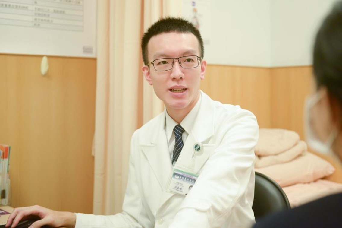 食道癌合併下咽癌，胸腔鏡微創食道切除術免永久氣切